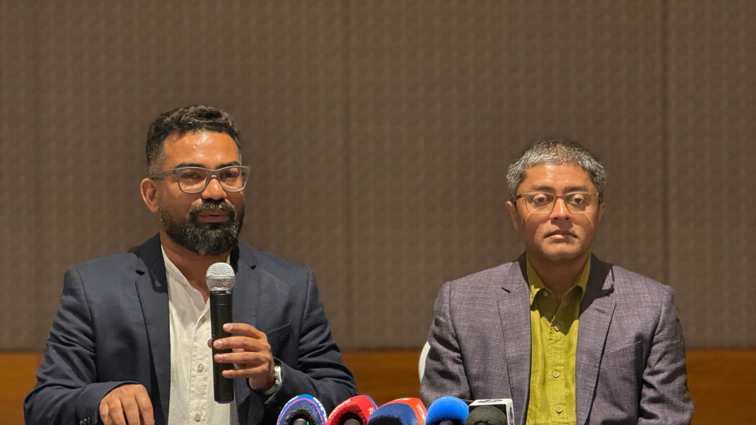 വാർത്താ സമ്മേളനത്തിൽ സയ്യിദ് ബാലി ദിലീപ് രാമചന്ദ്രനും സംസാരിക്കുന്നു